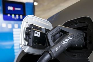 Revoluce v nabíjení elektromobilů? Výrobce slibuje dojezd 520 km za 5 minut - Novinky